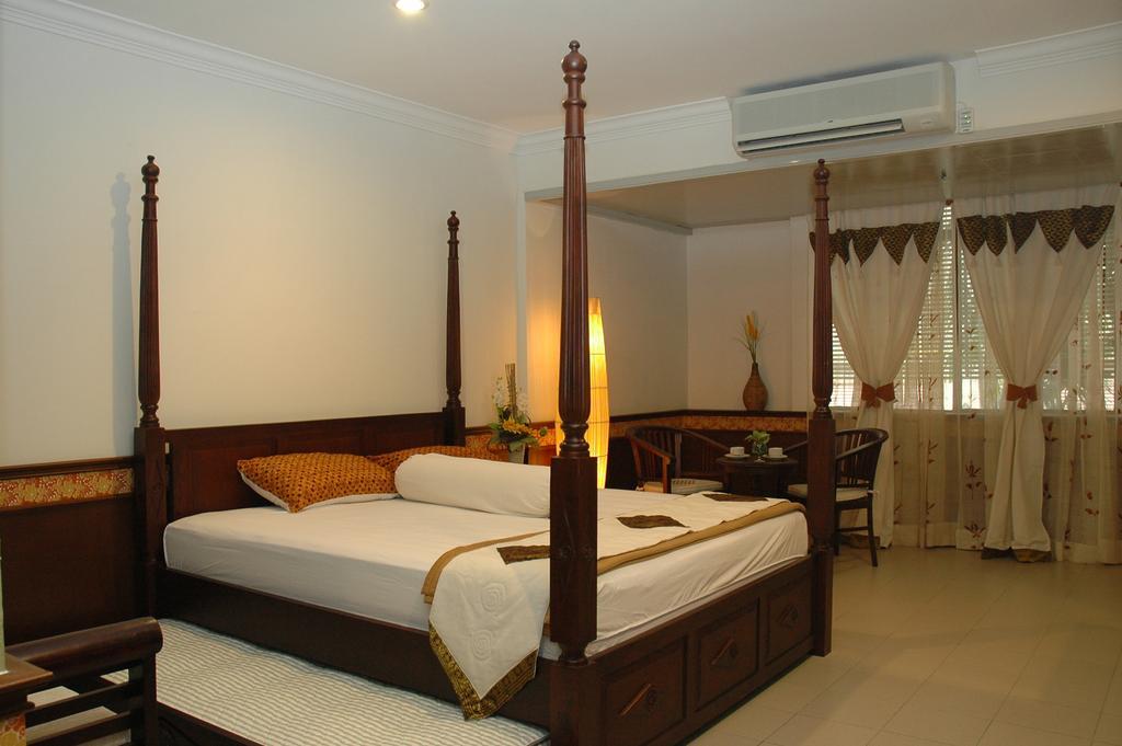 Hotel Straits