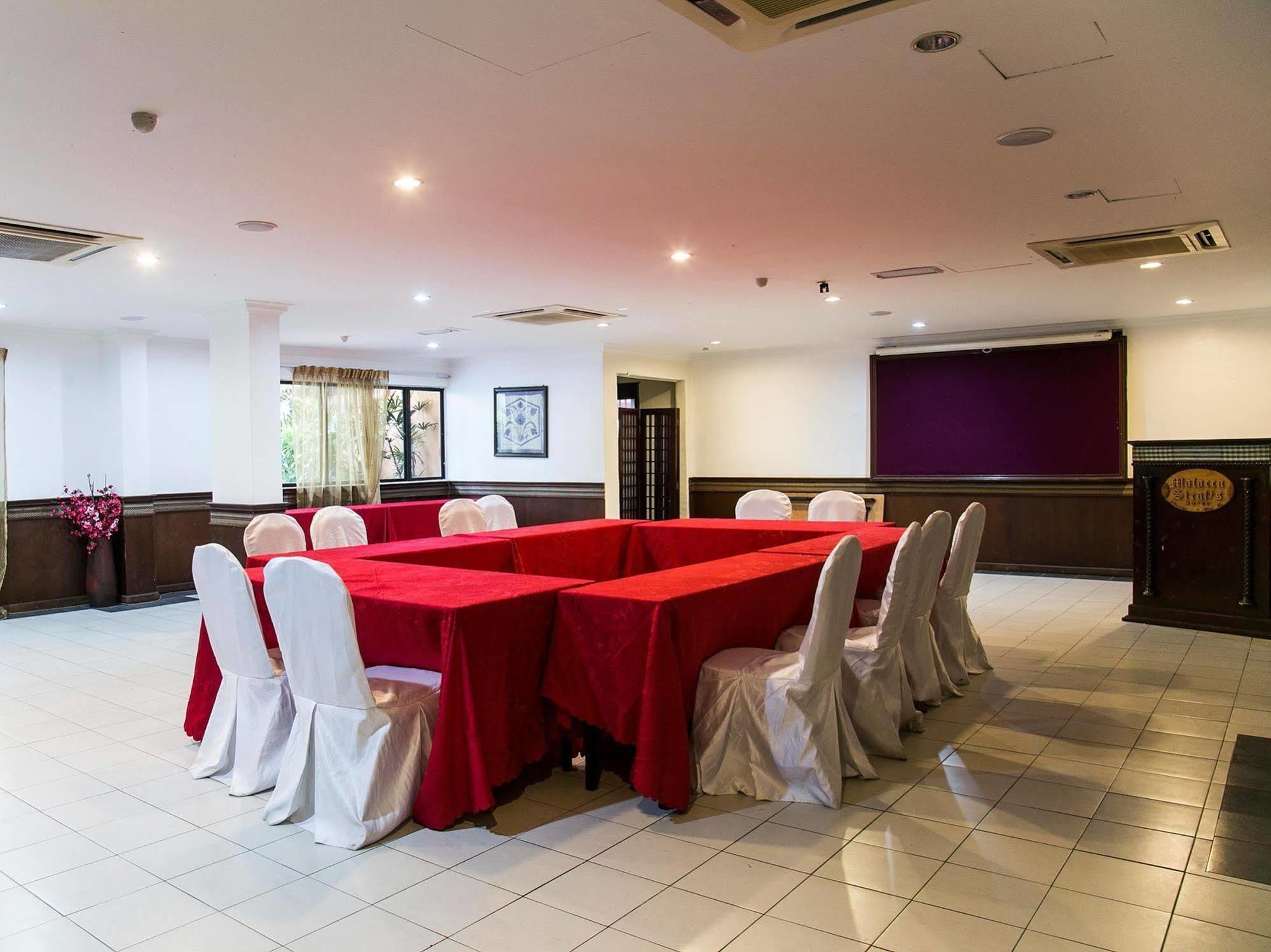 Hotel Straits 3*