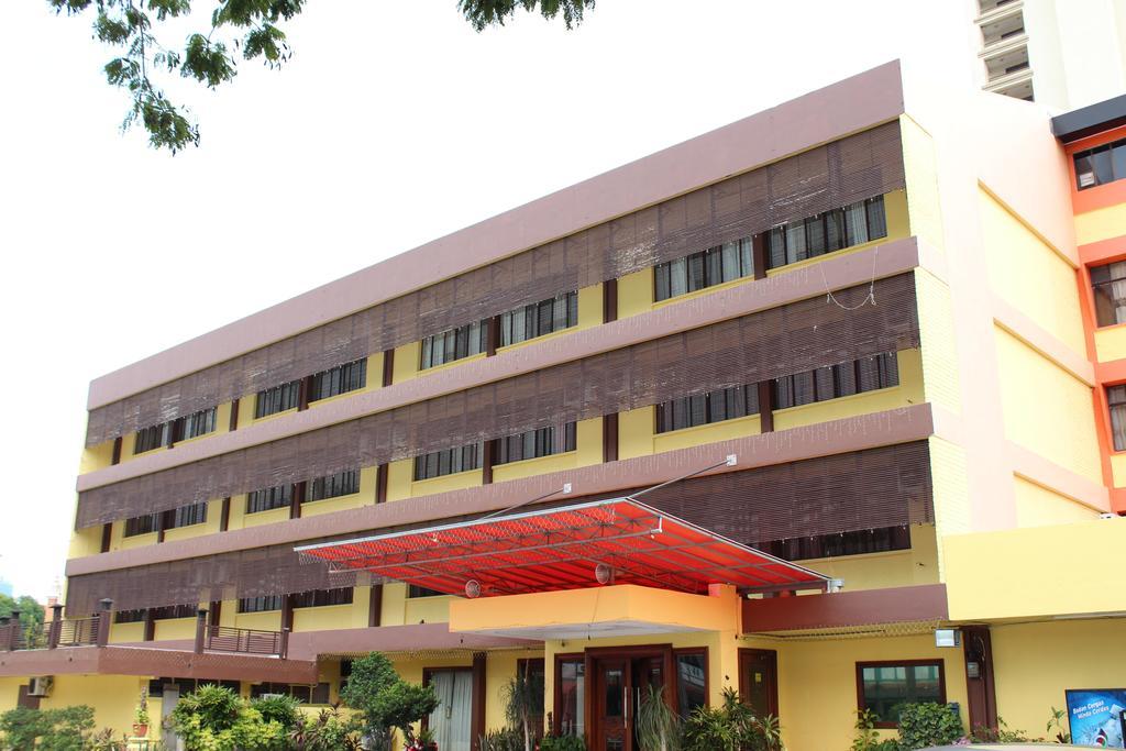 Straits Hotel